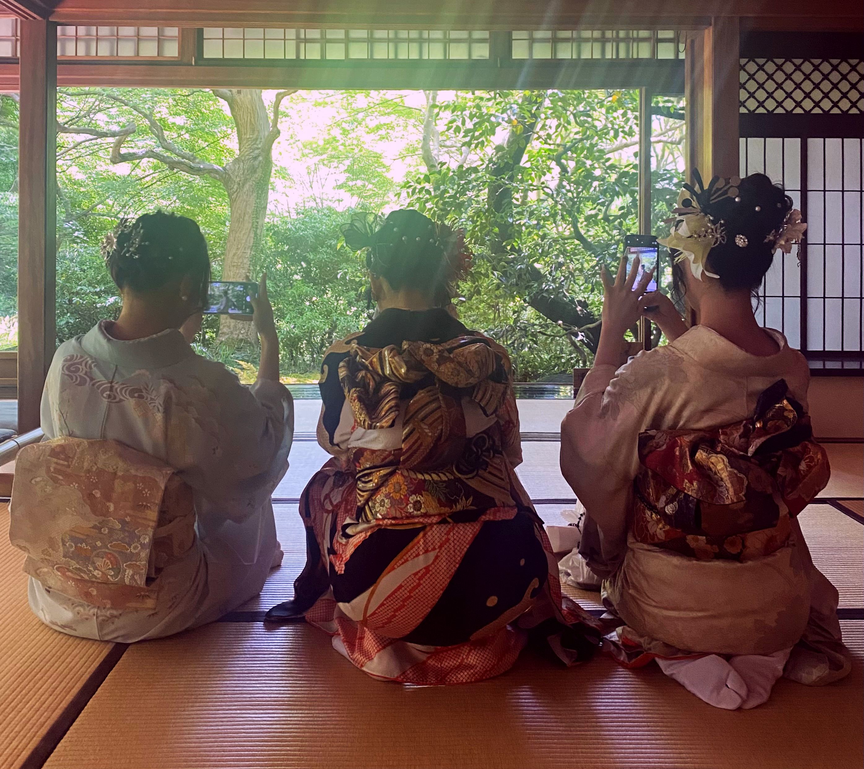 Киото — девушки в кимоно